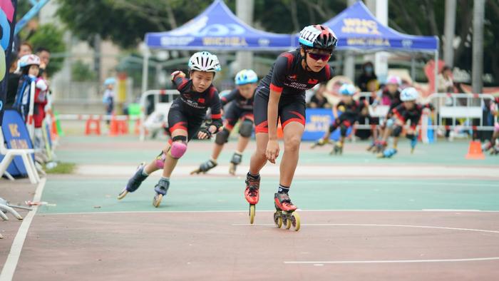 轮滑竞速赛：城市街头的风驰电掣的简单介绍