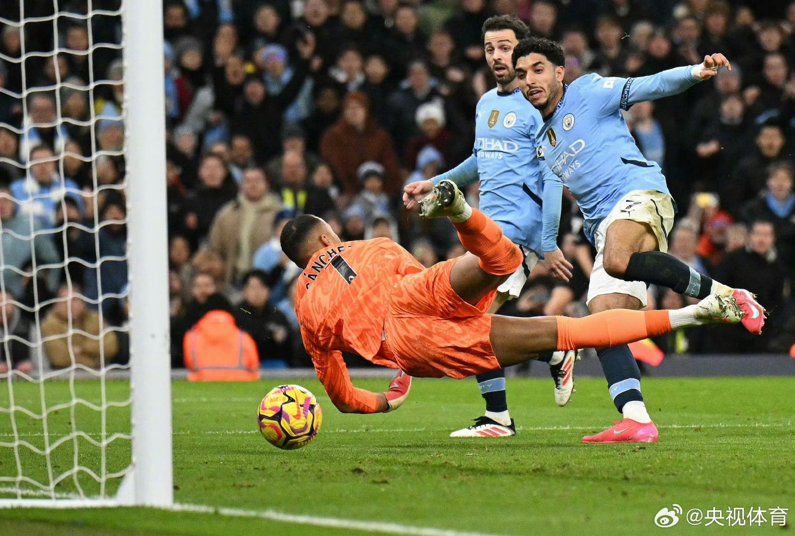 包含英超悬念继续：曼联主场战平切尔西，榜首悬念再度升温的词条