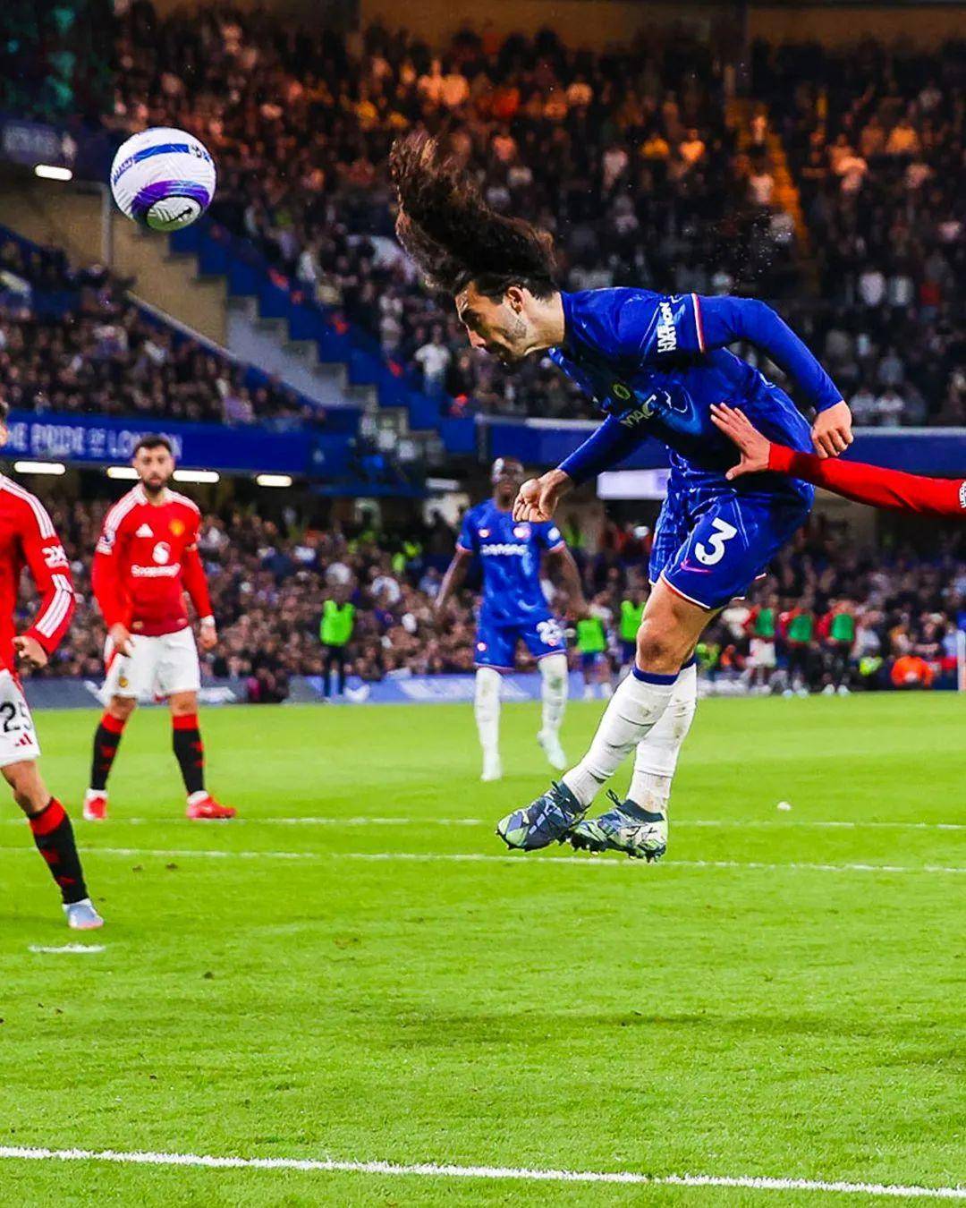 包含英超悬念继续:曼联主场战平切尔西,榜首悬念再度升温的词条 包含英超悬念继续:曼联主场战平切尔西,榜首悬念再度升温的词条