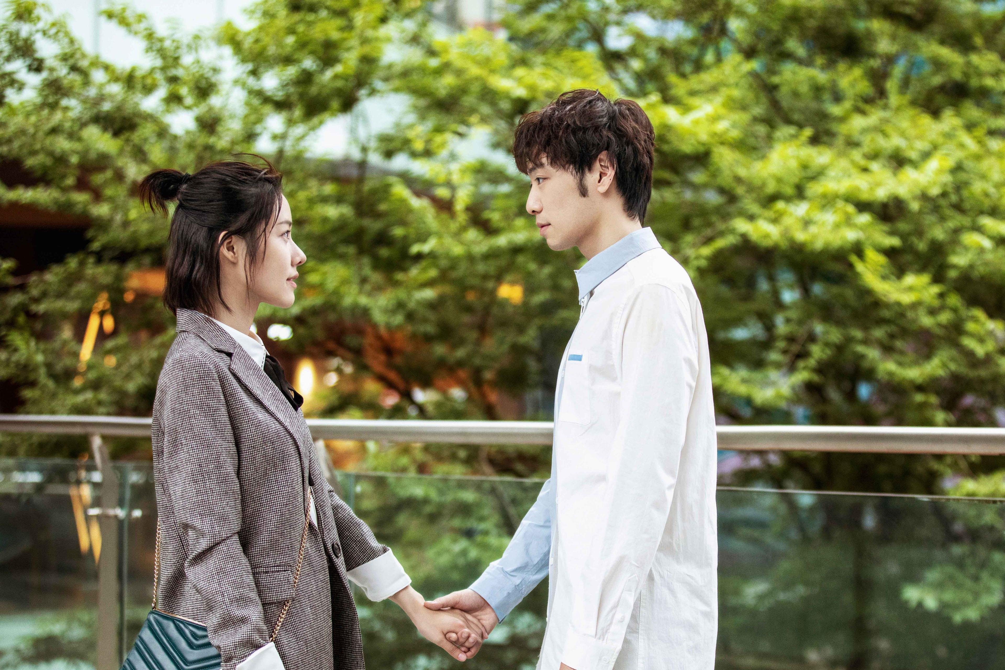 精彩比赛中队员们发挥出色,为球迷带来惊喜,比赛中队员欢庆进球时