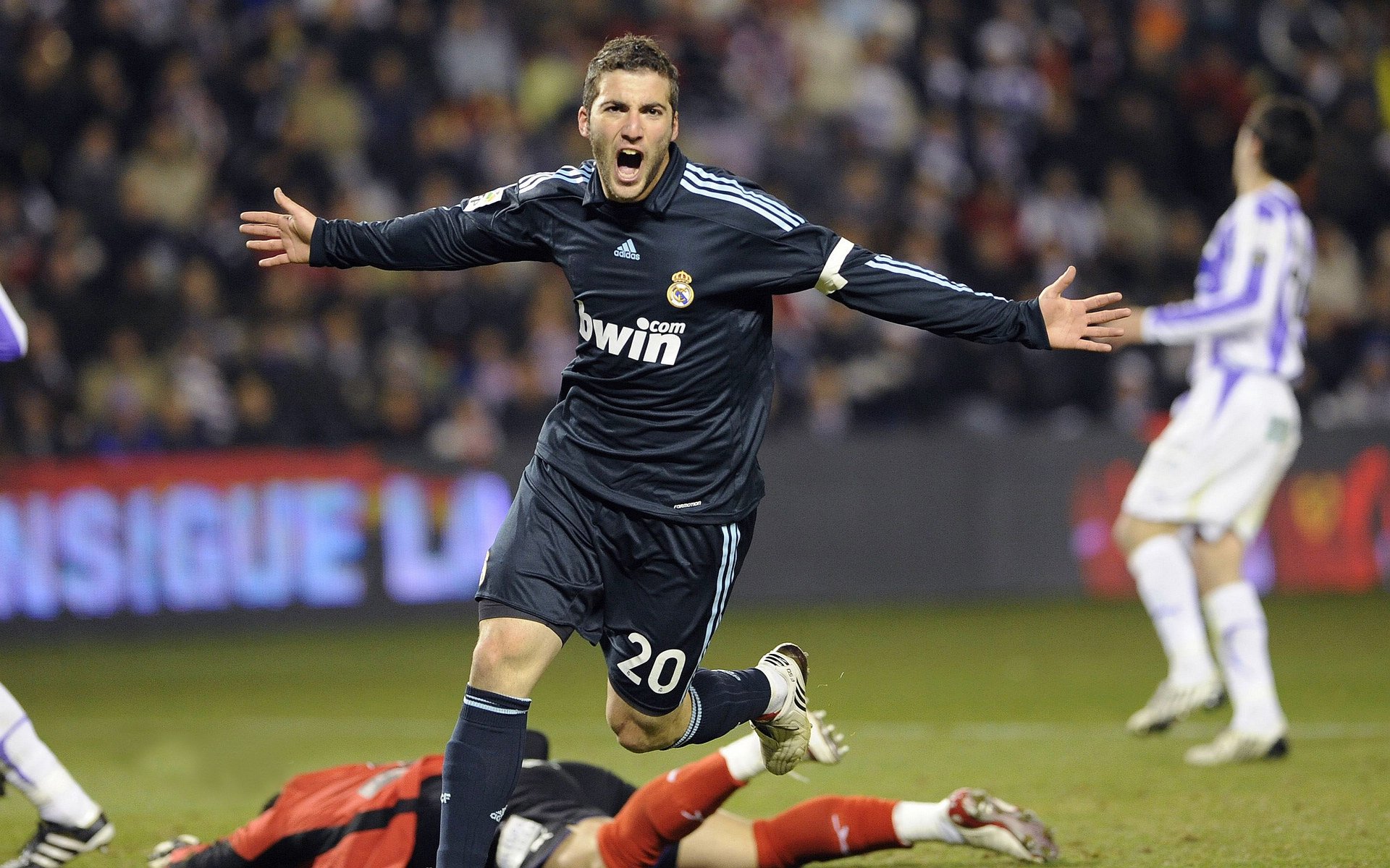 英超冲刺激烈:悬念重重,精彩不断!,英超争4