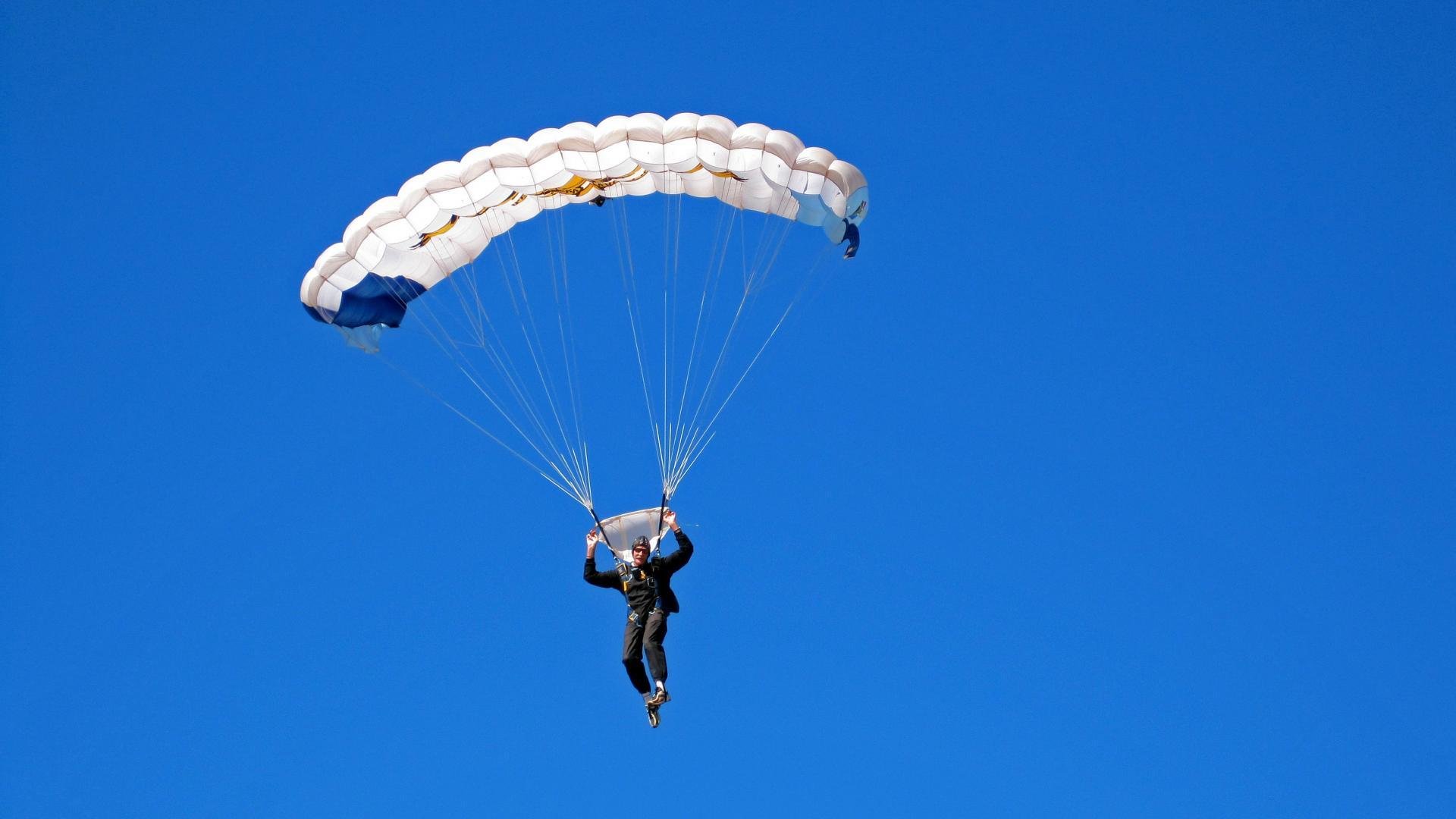 _云端天幕跑：虚拟现实中的极速飞行_，云端天空