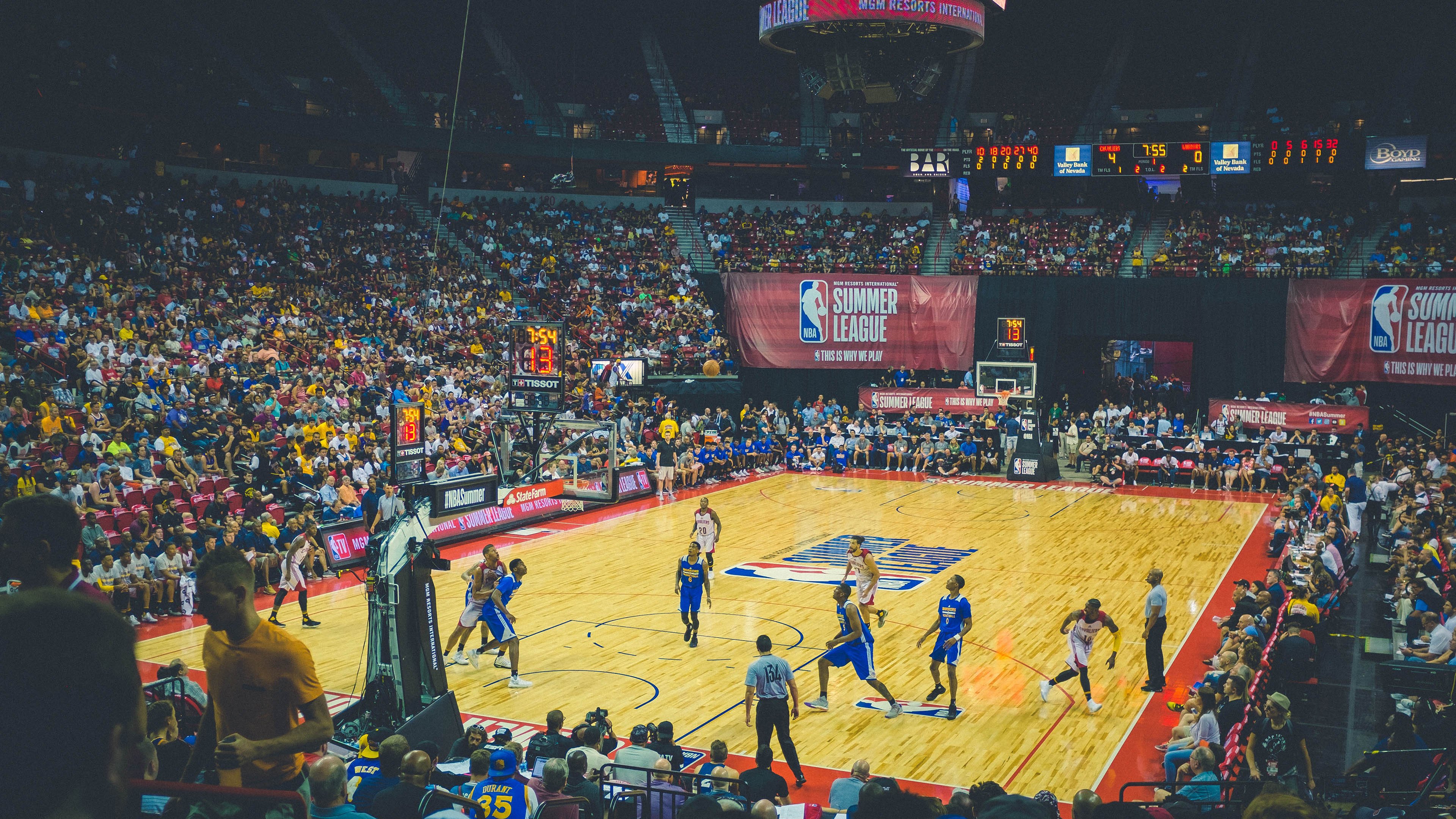 路跑马拉松，城市风光与运动的完美结合，马拉松在公路上跑吗